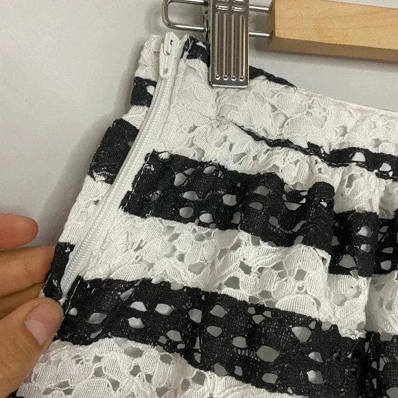 💚  Children’s place - black and white lace skirt with tulle - size 12 - Picture 3 of 4